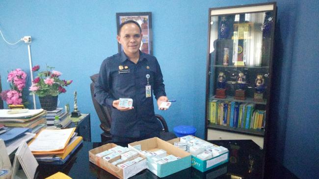 Dorong Partisipasi Pemilih, Camat Tampan Bagikan KTP-el 