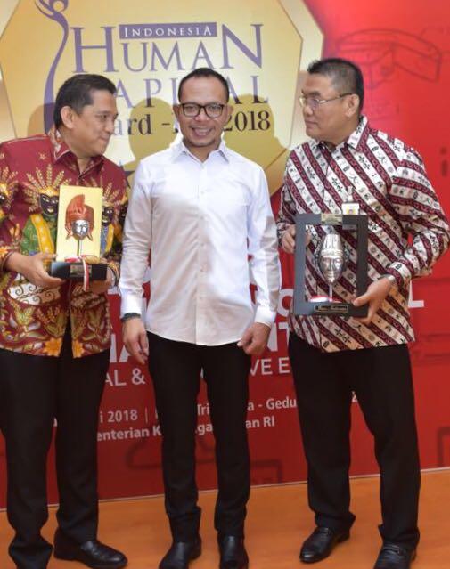 Menaker RI Serahkan Award IHCA IV 2018 Untuk Duo Irvandi
