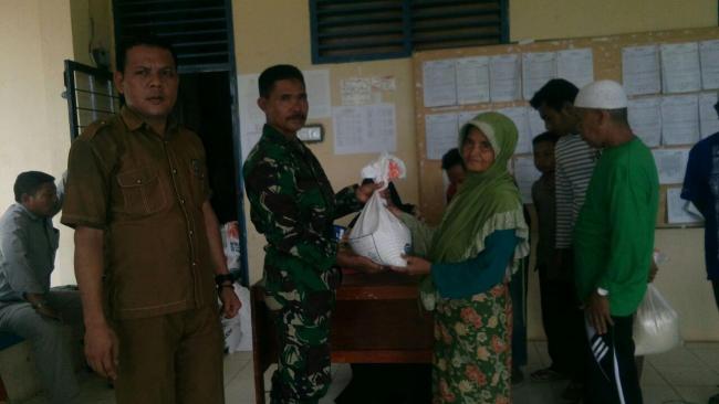 SUKSESKAN TMMD BABINSA DAMPINGI PENDISTRIBUSIAN BERAS RASKIN KEPADA WARGA
