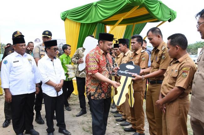 Plt. Bupati Kampar, Serahkan 29 Ambulance Desa. 