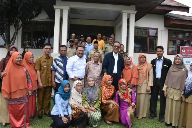 Jelajahi Pedesaan, Bupati Kampar Lihat Langsung Kaeadaan Desa Yang Akan Dibenah