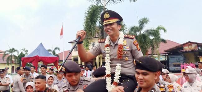 Suasana Haru Iringi Acara Tradisi Pelepasan AKBP Andri Ananta Saat Akan Tinggalkan Polres Kampar