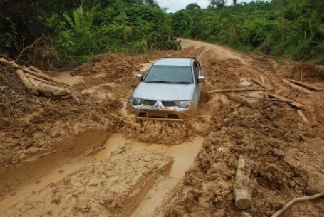Sedih Lihat Keadaan Jalan Di Kampar Kiri,  Jalan Bak Kubangan Kerbau