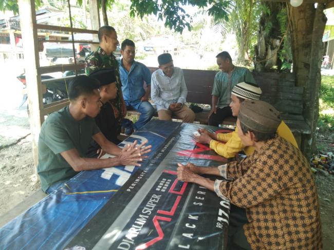 MENSUKSESKAN TMMD KE 105 KODIM 0313/KPR BABINSA SEMANGAT BANGUN KOMSOS DENGAN WARGA