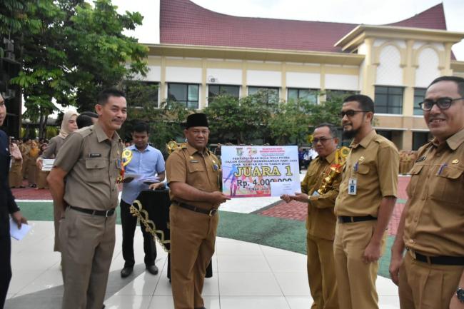 Apel Gabungan , Bupati Kampar Serahkan Piala pemenang Pertandingan Hari Jadi Kampar ke 70.