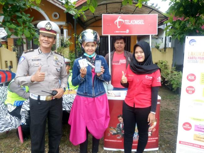 Hari Terakhir Ops Zebra Siak 2017, Polres Kampar Bagikan Pulsa Gratis bagi Pengendara Tertib