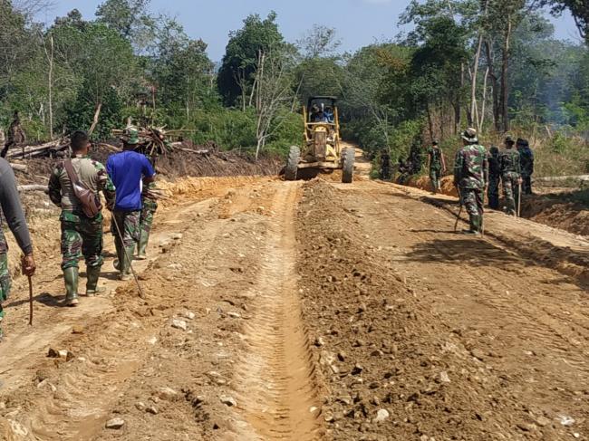 HARI PERTAMA TMMD KE 105, SATGAS DAN WARGA KERJAKAN SASARAN