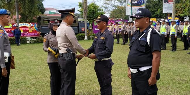 Kapolres Kampar Beri Penghargaan 2 Anggota Satpam pada Upacara HUT Satpam ke-38 tahun 2018