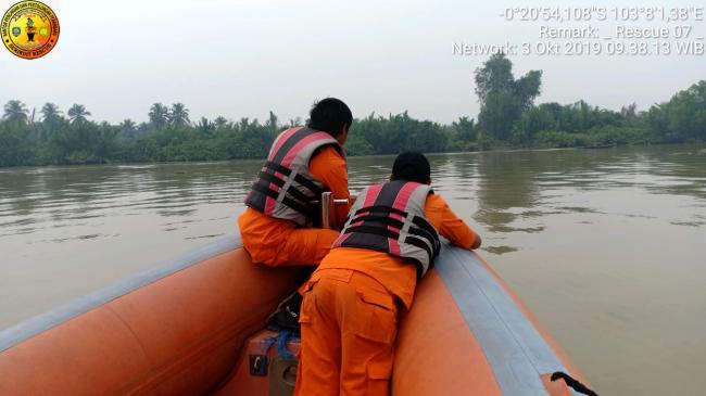 MOATAN JATUH DARI SAMPAN SAAT HENDAK MENCARI IKAN DI SUNGAI 