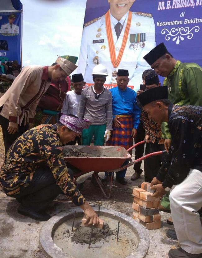 Walikota Letakkan Batu Pertama Pembangunan Masjid Ar Rayyan di Simpang Tiga