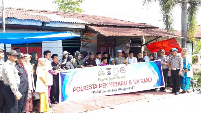 Senyum bahagia Nenek Pencari Barang Bekas saat Disambangi Tim Jumat Barokah Polresta Pekanbaru