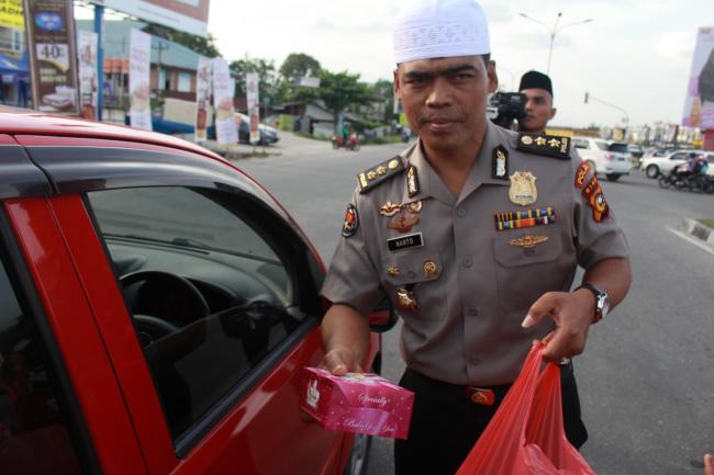 Menyambut Hari Bhayangkara Ke 72, Bidhumas Polda Riau Berbagi Takjil.