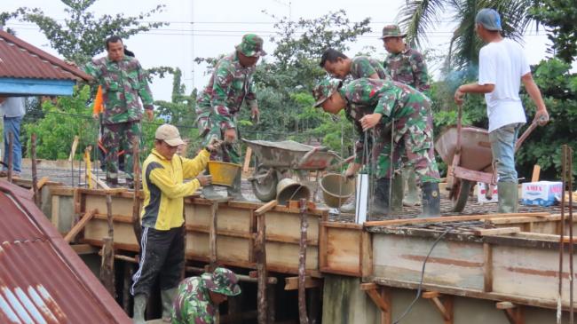 Kodim 0313/Kpr Kerahkan Puluhan Prajurit Bantu Pengecoran Musholah Babul Janah SMK N 1 Bangkinang