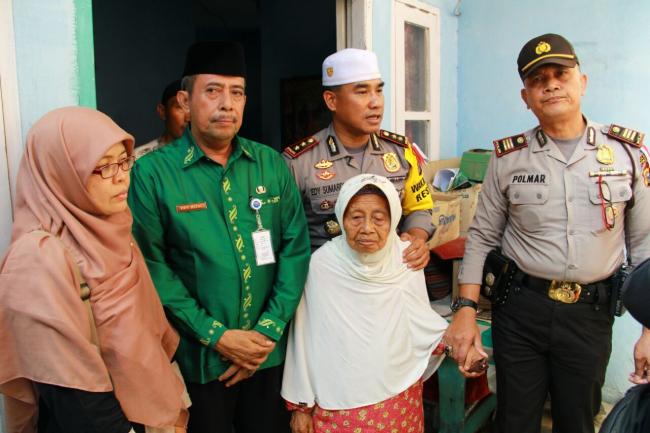 Rasa Haru Nenek Nismarni, Disambangi Tim Jumat Barokah 