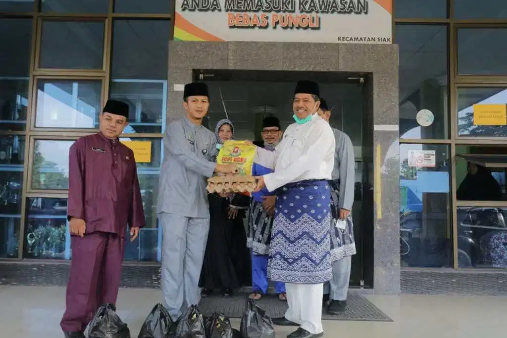 Bupati Siak Serahkan Bantuan Sembako Kepada Masyarakat Kurang Mampu Yang Berstatus ODP Covid 19 
