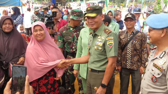BERSAMA FORKOPIMDA, DANREM 031/WIRABIMA TINJAU KEGITAN BAKTI SOSIAL 