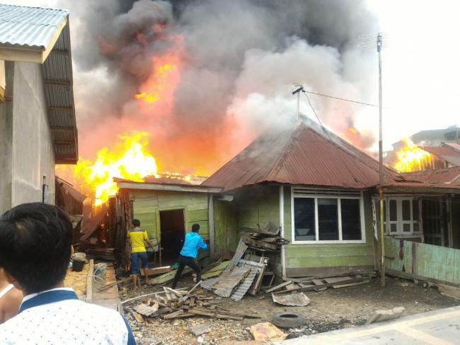 Kampung Dalam Terbakar, 9 Rumah Hangus Di Lalap Api