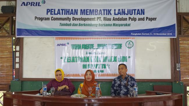 Belajar Membatik, Puluhan Ibu PKK Antusias