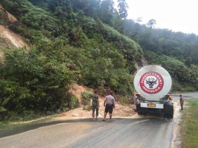 Longsor di Km 83 Jalan Lintas Riau - Sumbar Desa Merangin, Arus Lalin Sementara Sistem Buka Tutup