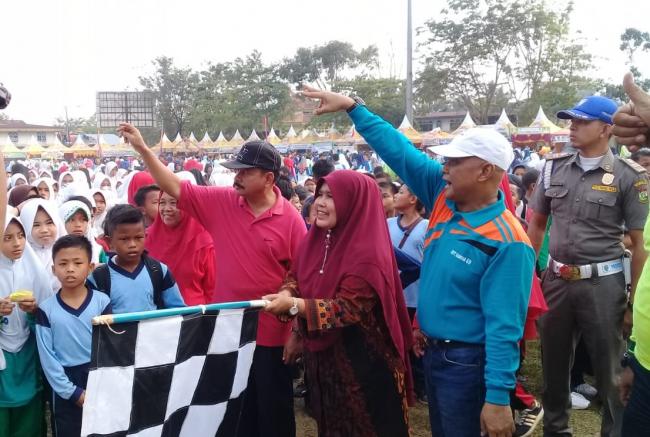 Ribuan Pelajar Ramaikan Gerak Jalan dalam Rangka Gebyar Pendidikan dan Kebudayaan
