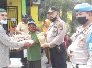 Kapolsek Tapung Salurkan Bantuan Sembako dari Bhayangkari untuk Warga Kurang Mampu