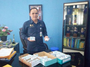 Dorong Partisipasi Pemilih, Camat Tampan Bagikan KTP-el 