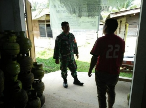 IKUT MENDUKUNG TMMD KE 105 KODIM 0313/KPR BABINSA AWASI DISTRIBUSI GAS ELPIJI 3 KG