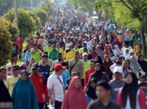 Cagubri Arsyadjuliandi Rachman Bawa Istri Jalan Santai Bersama Ribuan Masyarakat Pandau Jaya