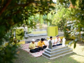 Andi Rachman Ziarah ke Makam Almarhum Kang Soegianto, Tokoh Golkar Riau