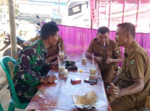 IKUT MENSUKSESKAN TMMD KE 105 KODIM 0313/KPR BABINSA LAKSANAKAN KOMSOS DENGAN APARAT DESA