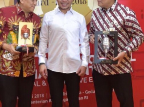  Menaker RI Serahkan Award IHCA IV 2018 Untuk Duo Irvandi
