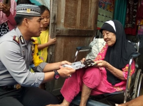 Nenek Rayhana Dikunjungi Tim Jumat Barokah Polresta Pekanbaru. 