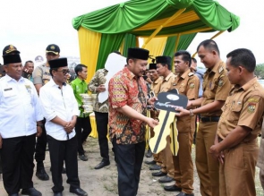 Plt. Bupati Kampar, Serahkan 29 Ambulance Desa. 