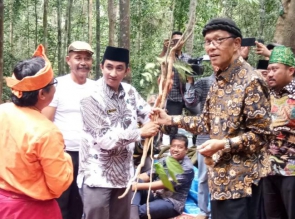 Kades Petapahan serahkan Dokumen usulan hutan adat kepada Bupati Kampar