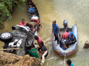 Akibat Supir Mengantuk, Mobil Terjun Ke Sungai,  2 Orang Ditemukan Tewas 