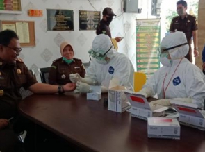Kejari Kampar Rapid Test Seluruh Pegawai Untuk Memutus Rantai Penularan Covid 19