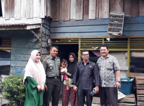 Dandim 0313/KPR Bersama Kades Simpang Kubu Berikan Bantuan Rumah Layak Huni