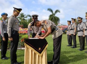 Kapolres Kampar Pimpin Upacara Sertijab Kasat Lantas dan 4 Kapolsek Jajaran
