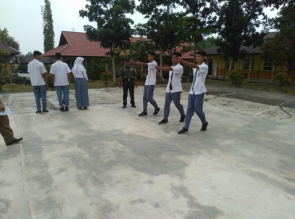 TANAMKAN KEDISIPLINAN, BABINSA RAMIL 12/XIII KOTO KAMPAR LATIH PBB KE SISWA SMUN I XIII KOTO KAMPAR