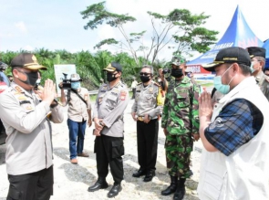Bersama Kapolda Riau, Bupati Kampar Cek Arus Lalu Lintas di Posko Penagangan Covid-19 Sumbar - Riau