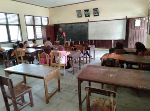 BABINSA MEMBERIKAN WAWASAN KEBANGSAAN KEPADA MURID DALAM RANGKA TMMD KE 105 KODIM 0313/KPR