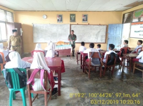 BABINSA KORAMIL 12/XIII KOTO KAMPAR TANAMKAN WAWASAN KEBANGSAAN KE MURID SDN 03 KEL. BATU BERSURAT