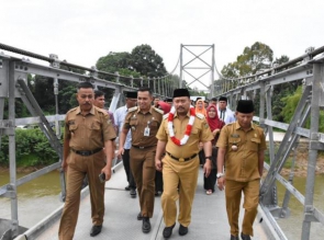 Masyarakat Desa Pulau Rambai syukuran Jembatan Gantung 