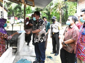 Berangkat Siap Sahur, Bupati Kampar Serahkan BLT Dana Desa Gunung Sari. 