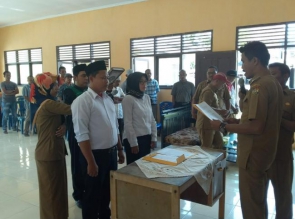 Kades Tanjung Sawit Lantik Kaur Pembangunan dan Kaur Keuangan