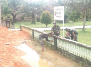 BABINSA KORAMIL 12/XIII KOTO KAMPAR GOTONG ROYONG PEMBUATAN PAPAN NAMA KORAMI