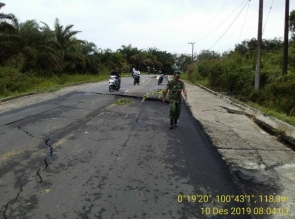 BABINSA KORAMIL 12/XIII KOTO KAMPAR TINJAU JALAN YANG RUSAK 