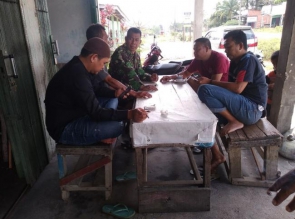 KOMSOS BABINSA KORAMIL 12/XIII KOTO KAMPAR TINDAKAN MEMUPUK HUBUNGAN BERSAMA WARGA