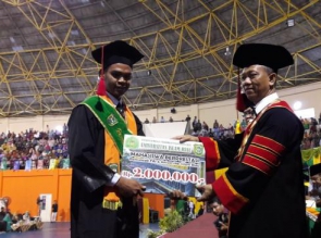 Raih IPK 3,95, Abadi Terima Penghargaan Pemuncak Rektor UIR