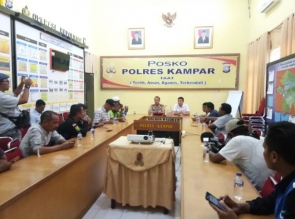 Terkait Aksi Unras Masyarakat Desa Koto Aman, Kapolres Kampar Sampaikan Keterangan Pers